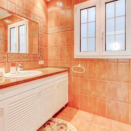 Luxury El Duque Ocean View فيلة أذيخي